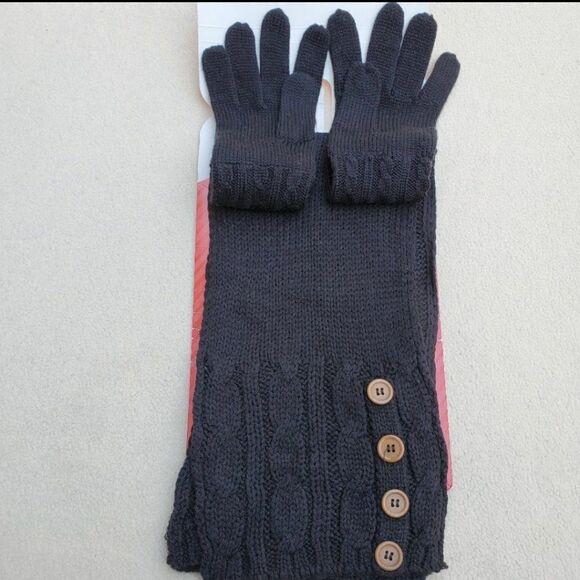 NWT 2 Piece Knit Scarf and Gloves Set - Picture 3 of 11